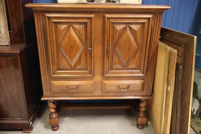 Dressoir en chêne ouvrant à 2 portes et 2 tiroirs, de manufacture...