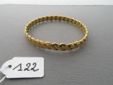 gros plan d'un bracelet en or portant une étiquette de prix