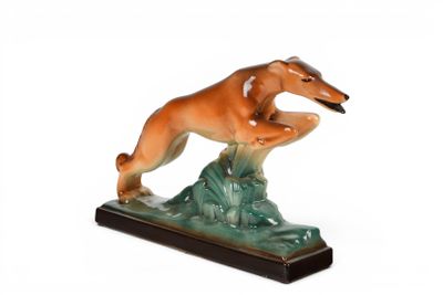 figurine représentant un chien sautant par-dessus un rocher sur fond blanc