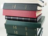 livres empilés sur une surface blanche