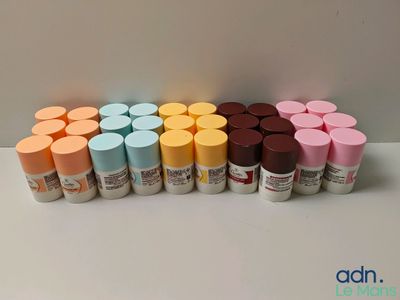 de nombreuses couleurs de peinture différentes sur une surface blanche