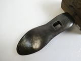 un couteau posé sur un morceau de bois