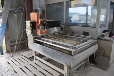 an image of a machine that is making doughnuts on a conveyor belt