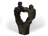 une statue représentant deux personnes se tenant la main, formant un cœur