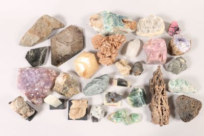 un tas de rochers et de pierres sur une surface blanche