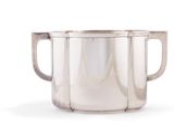 une coupe en argent avec une anse, sur fond blanc
