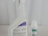 une bouteille de produit nettoyant à côté d'une bouteille de liquide sur une table