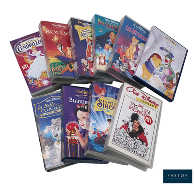 un grand nombre de livres posés sur une table