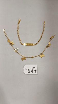 un ensemble composé d'un collier et d'un bracelet en or, ornés de breloques en forme d'étoile