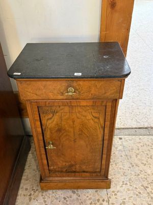 une armoire en bois avec un plateau en marbre et une porte