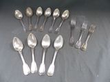 beaucoup de cuillères et de fourchettes en argent sur une table