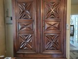 une armoire en bois au milieu d'une pièce