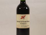 une bouteille de vin posée sur une table
