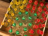 de nombreuses bouteilles de soda posées dans un tiroir posé à même le sol