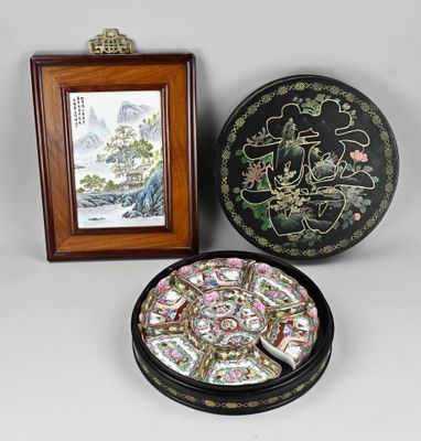 deux boîtes chinoises et un cadre contenant un tableau