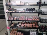 beaucoup de produits de maquillage dans les rayons du magasin