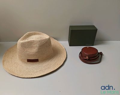 un chapeau et un sac à main posés sur une table