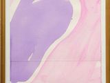 peinture abstraite violette et rose, dans un cadre doré, accrochée à un mur blanc