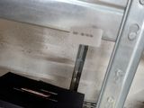 une boîte de cigarettes posée sur une table près d'une fenêtre