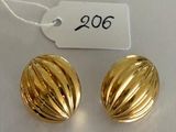 deux paires de boucles d'oreilles dorées avec une étiquette de prix sur fond blanc