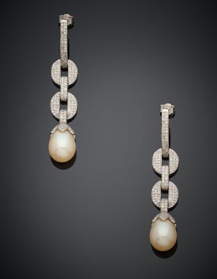 une paire de boucles d'oreilles en perles de culture et diamants