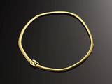 un bracelet en or avec un nœud au niveau du fermoir