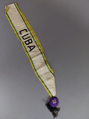 un gros plan sur un ruban sur lequel est inscrit le mot « Cuba »