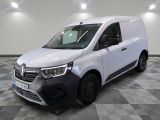 la camionnette blanche est garée sur le sol en damier d'une pièce