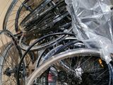de nombreux vélos rangés ensemble dans une boîte