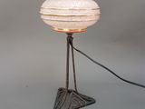 une lampe posée sur une table