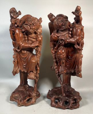 paire de figurines chinoises en bois sculpté représentant un homme et une femme