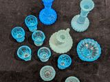 plusieurs morceaux de verre posés sur une table les uns à côté des autres