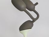 une sculpture composée de cuillères et de « cuillères-cuillères » posée sur un socle