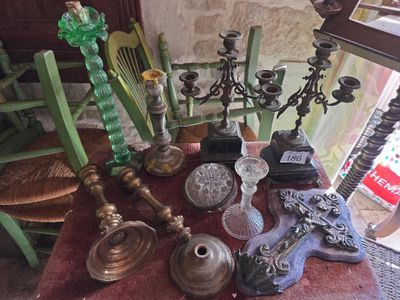 une table sur laquelle sont disposées plusieurs bougies et d'autres objets