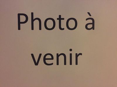 une affiche sur le mur indiquant « photo à venir »