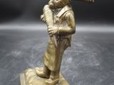 une figurine antique en bronze représentant un homme avec un oiseau sur la tête