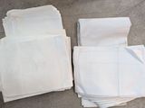 beaucoup de serviettes blanches posées par terre