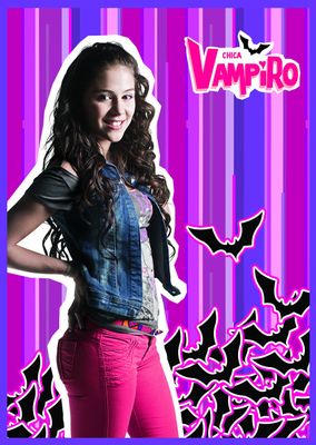 La jeune vampire pose pour une photo devant un fond violet.