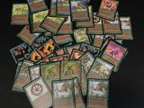 une pile de cartes posée sur une table, sur fond noir