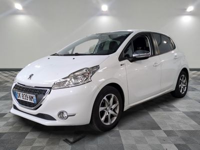 la voiture blanche est garée sur un carrelage à carreaux