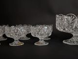 six verres à pied et un bol sur fond noir
