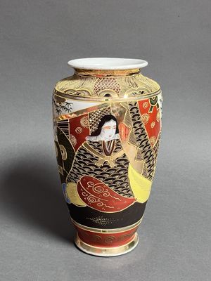 JAPON, Vase en porcelaine de Satsuma à décors de notables.