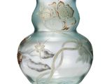 un vase en verre avec un motif floral