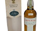 une bouteille de whisky Rumperial à côté d'un carton