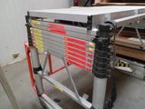 la photo d'une échelle sur laquelle se trouvent de nombreux outils