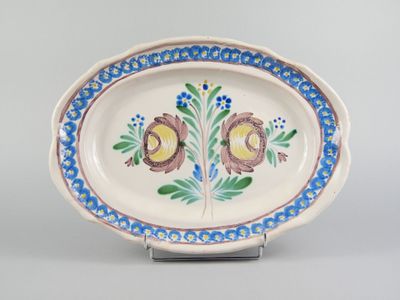 une assiette décorée, posée sur un socle