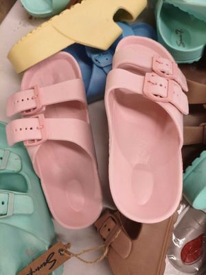 plusieurs paires de chaussures posées sur une table