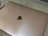 un ordinateur portable posé sur une table en métal