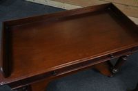 . Console en bois teinté acajou ouvrant par deux tiroirs en … (photo 3)