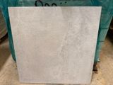 un gros bloc de marbre blanc posé sur une table